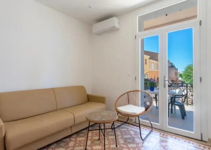 Remarquable T2 Avec Terrasse Carqueiranne