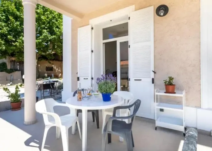 Remarquable T2 Avec Terrasse Appartement *